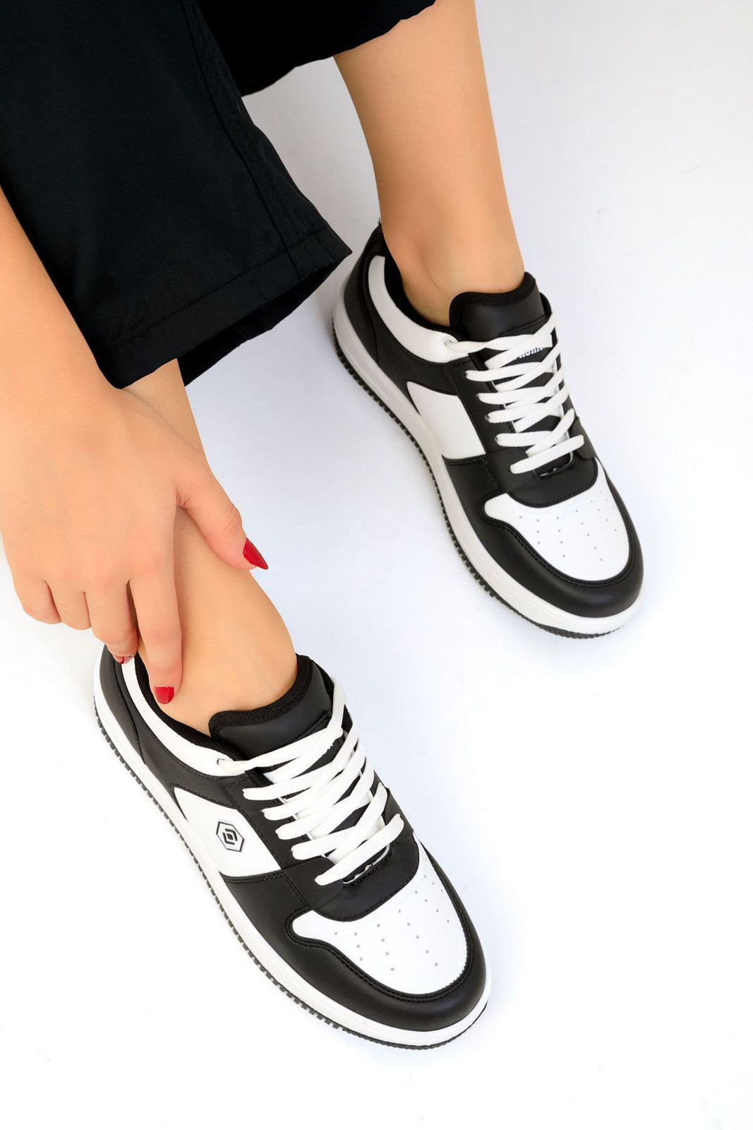 Soho Black-White Women's Sneakers 19508