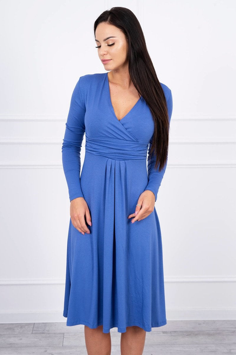 Dress cut below the bust, long-sleeved jeans