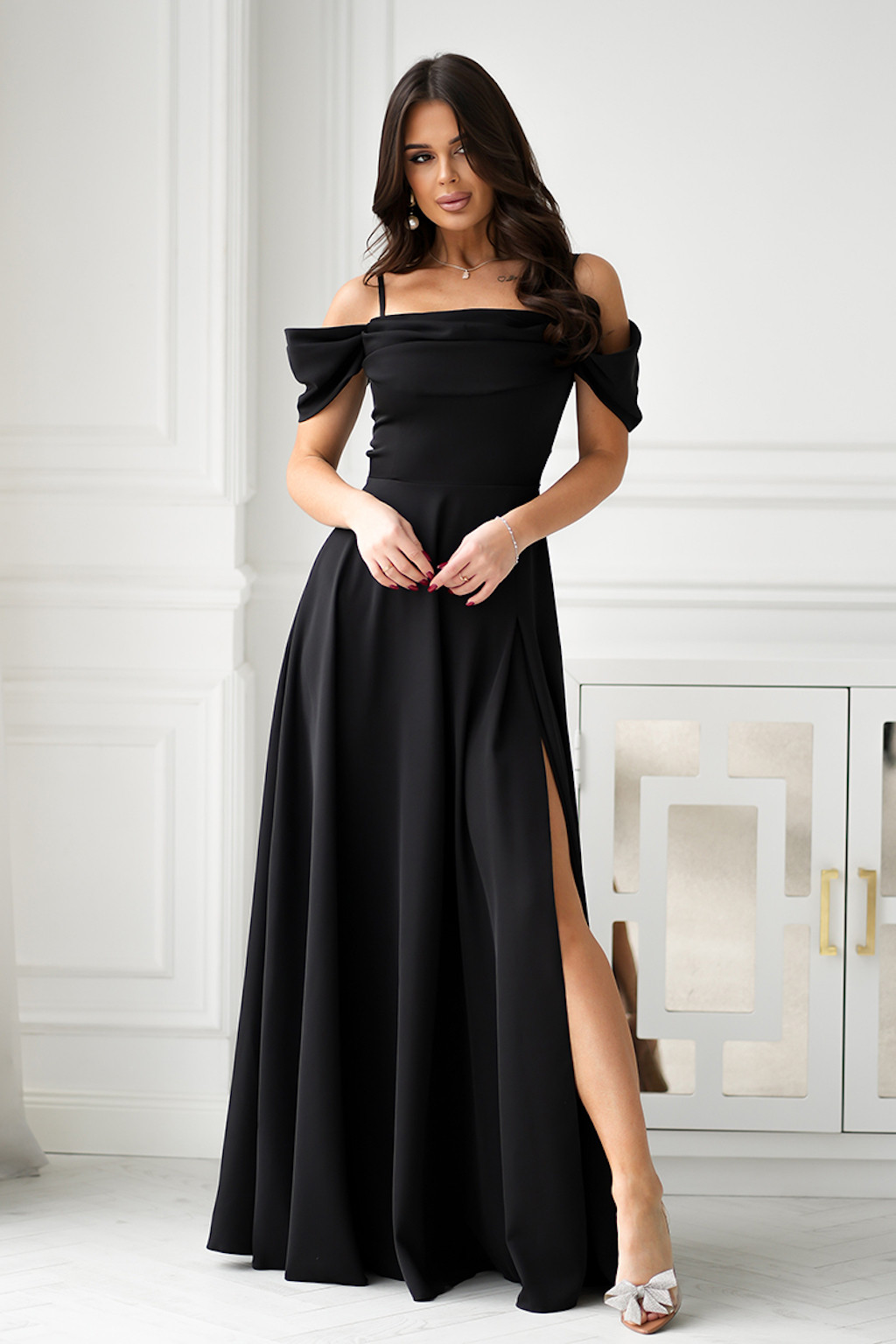 Čierne spoločenské šaty spustené na ramená Veľkosť: S