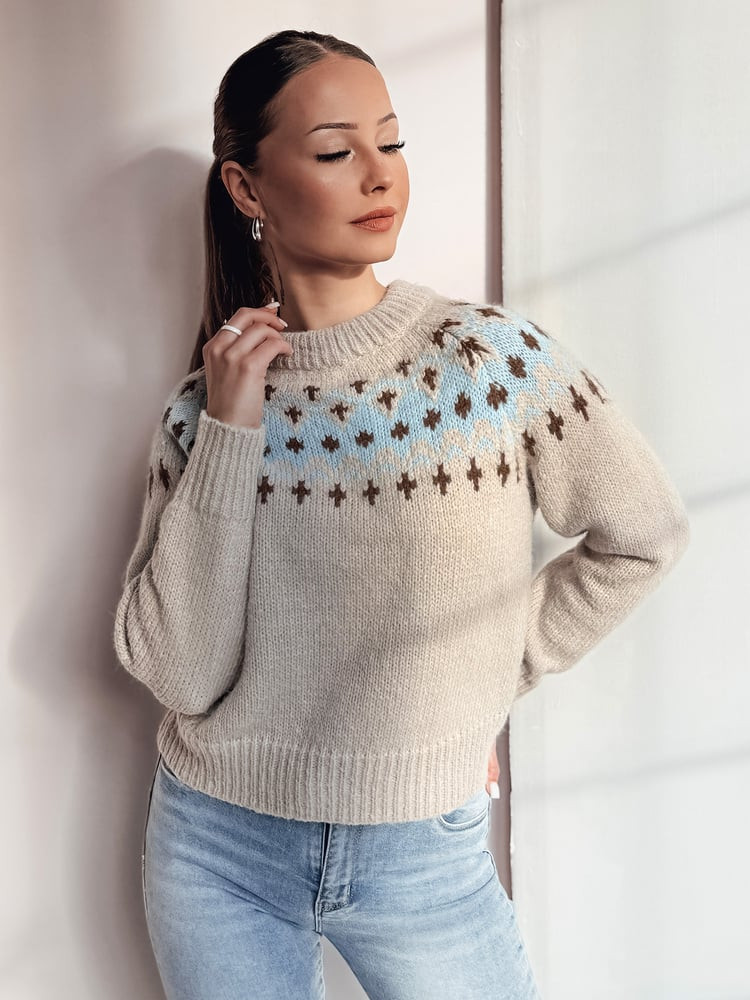 Sweter damski one size SKADOVA ciemnobeżowy Dstreet