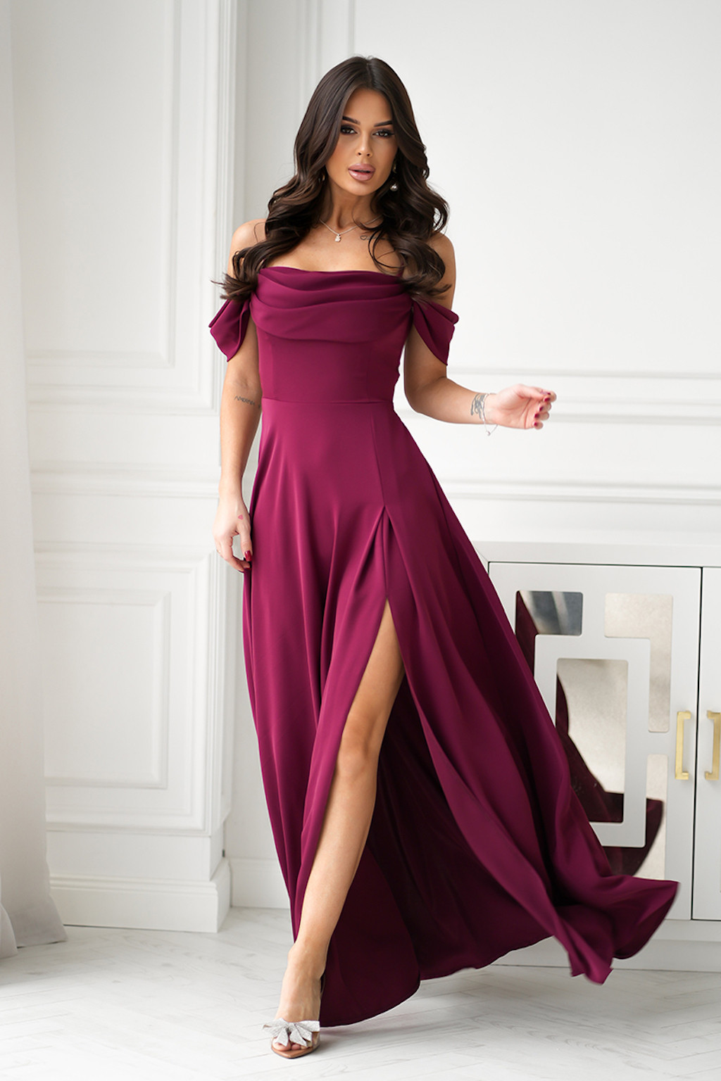 Bordové spoločenské šaty spustené na ramená Veľkosť: S