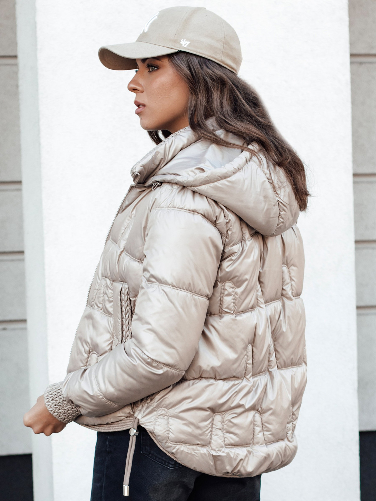 Kurtka damska FASHWARM krótka pikowana z kapturem kamelowa Dstreet