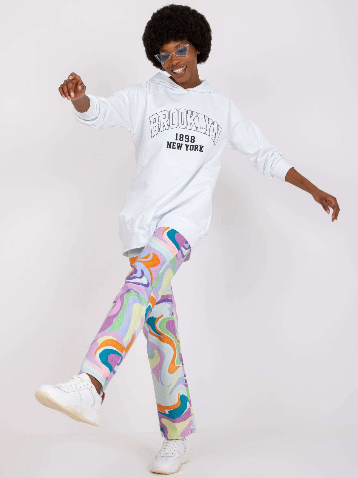 Biela mikina s nápisom - UNI