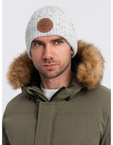 Pánska pletená čiapka s okrúhlou reliéfnou nášivkou - lomená biela V3