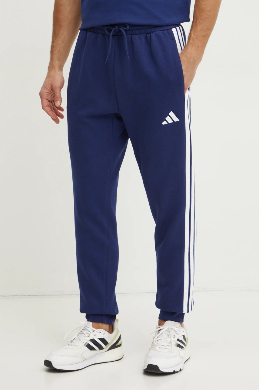Tepláky adidas Essentials tmavomodrá farba, s nášivkou, JD1859