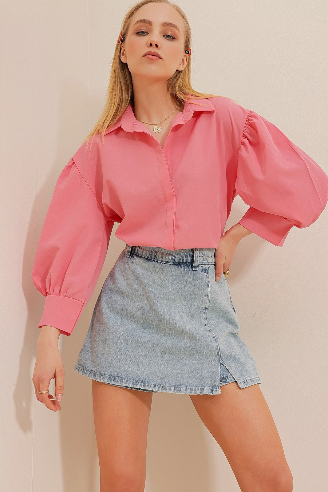 Trend Alaçatı Stili Women's Pink Balloon Sleeve Hidden Pop Up Basic Poplin Shirt