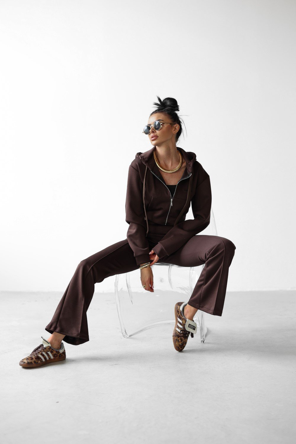 Dámska tmavohnedá športová tepláková súprava Ola Voga s crop topovou mikinou a teplákmi - S