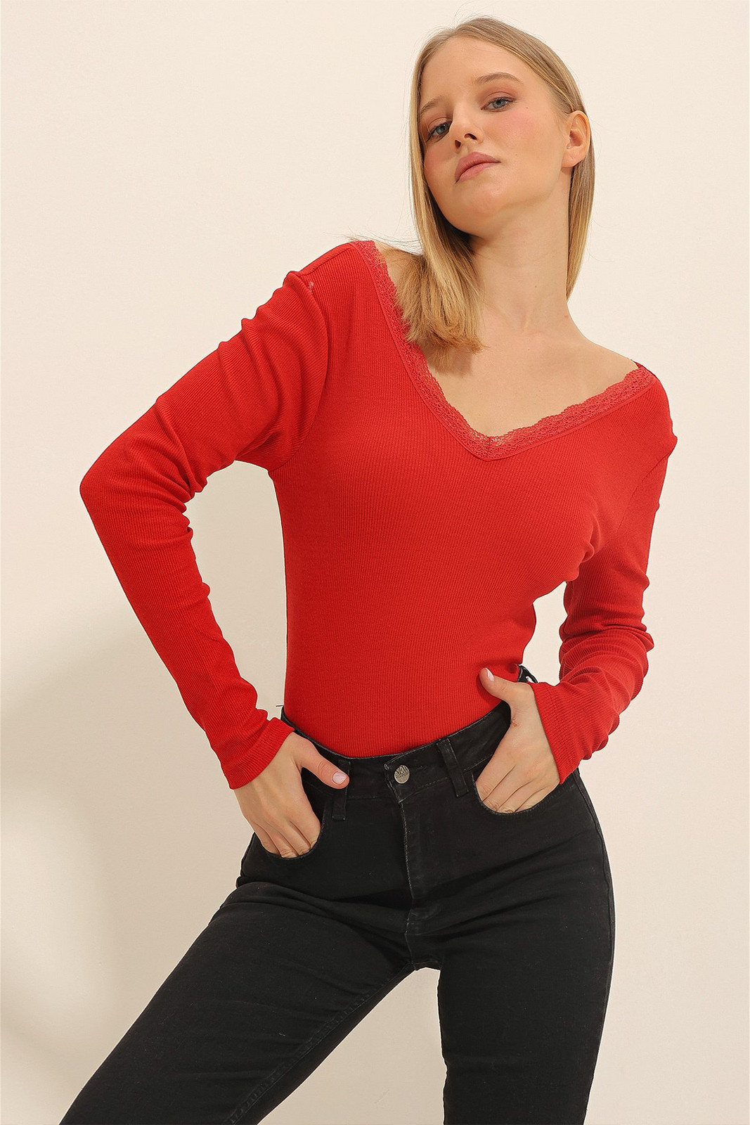 Trend Alaçatı Stili Women's Red Back Front V Neck Lace Detailed Blouse