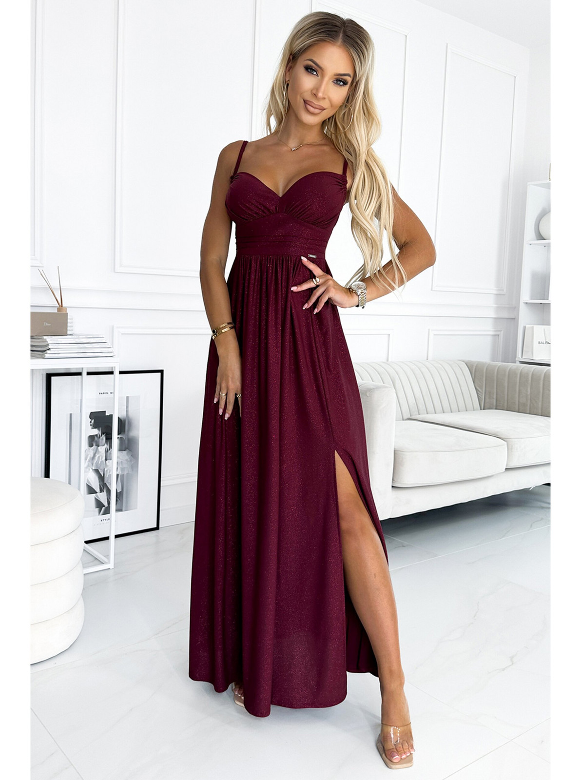 460-2 JOVITE brokátové dlhé šaty na ramienka s rázporkom k nohaviciam - Vínová farba