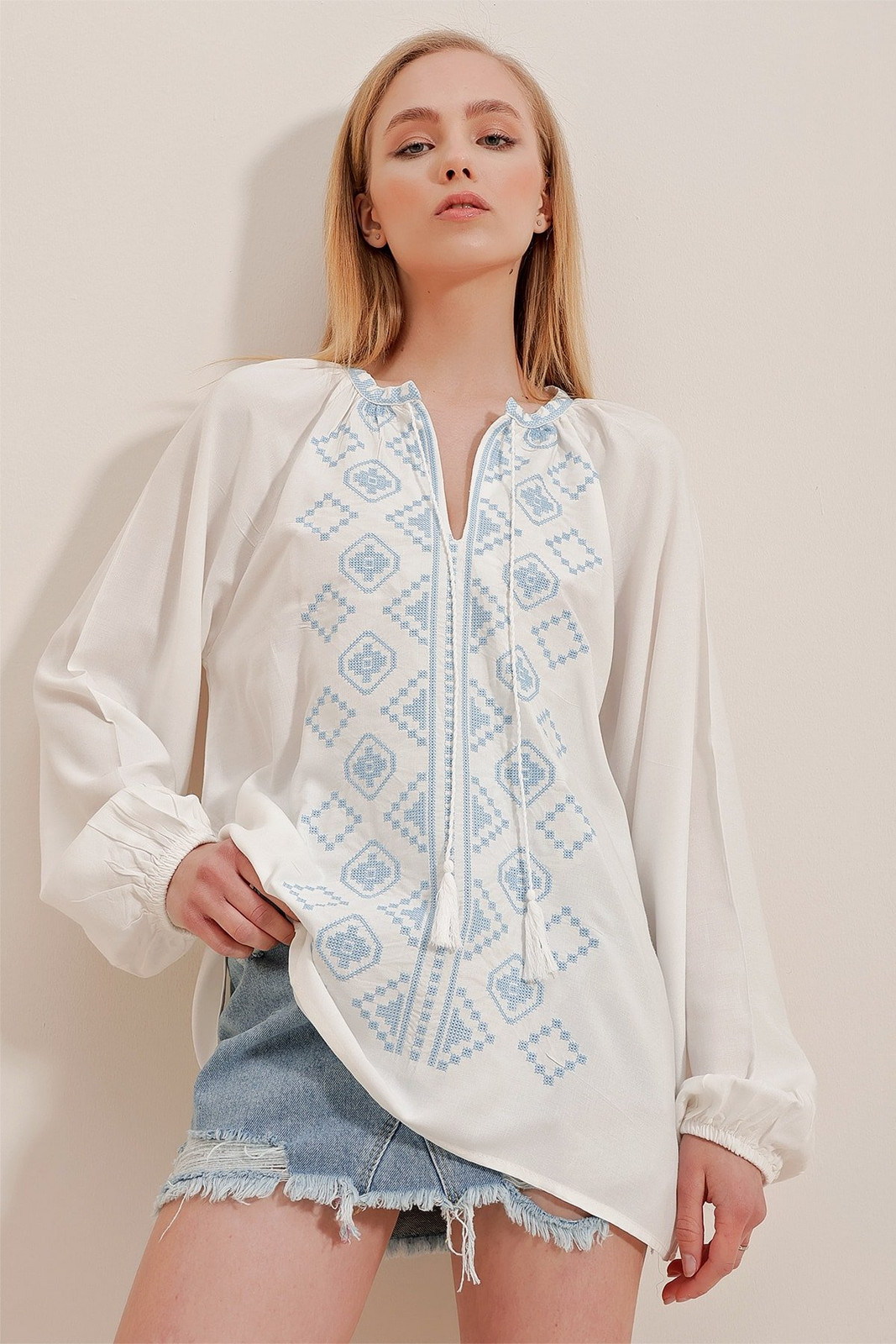 Trend Alaçatı Stili Women's White Ethnic Embroidered Viscose Woven Blouse