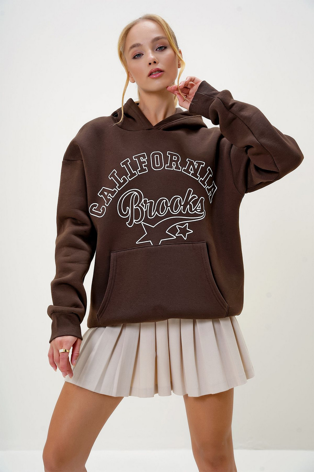 Trend Alaçatı Stili Women's Brown Hooded Kangaroo Pocket Front Text Printed Three Thread Raised Sweatshirt