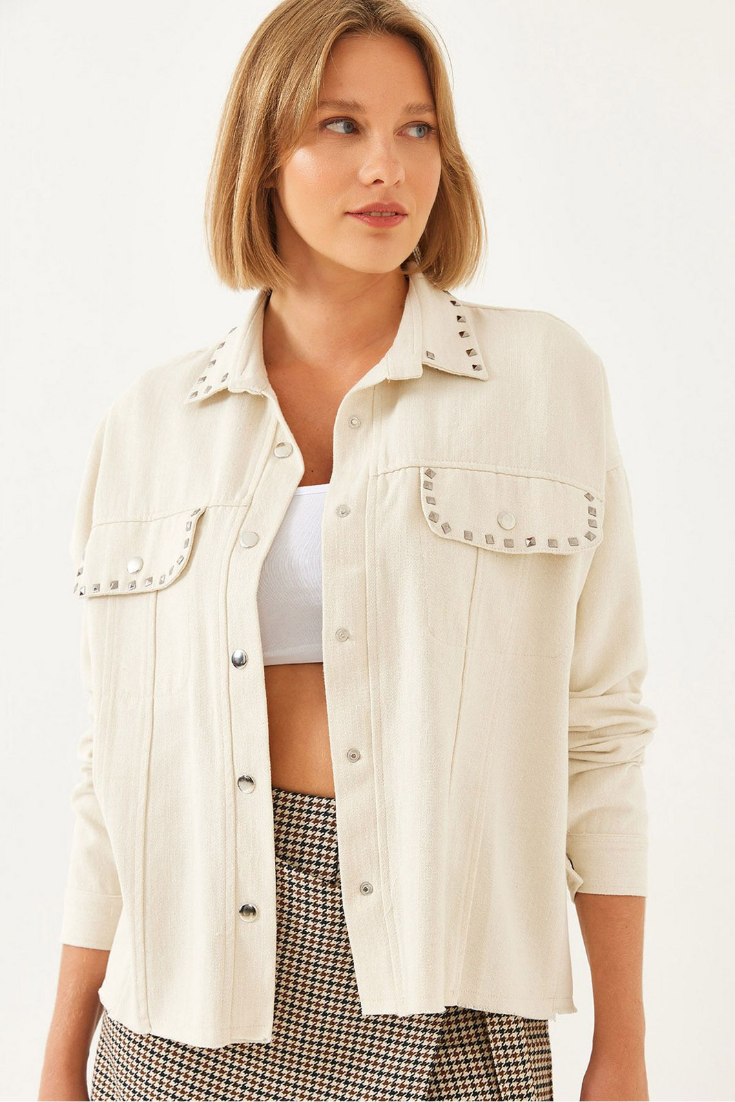 Bianco Lucci Women's Stone Embroidered Pocket Detailed Denim Jacket