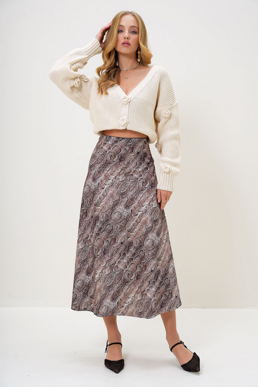 Trend Alaçatı Stili Women's Brown-Ecru Patterned Maxi Length Satin Skirt with Hidden Elastic Waist