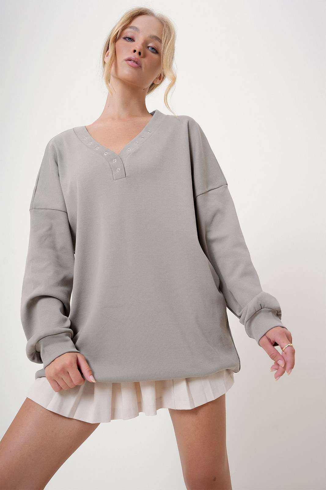 Trend Alaçatı Stili Women's Stone V Neck Snap Detail Oversize Sweatshirt