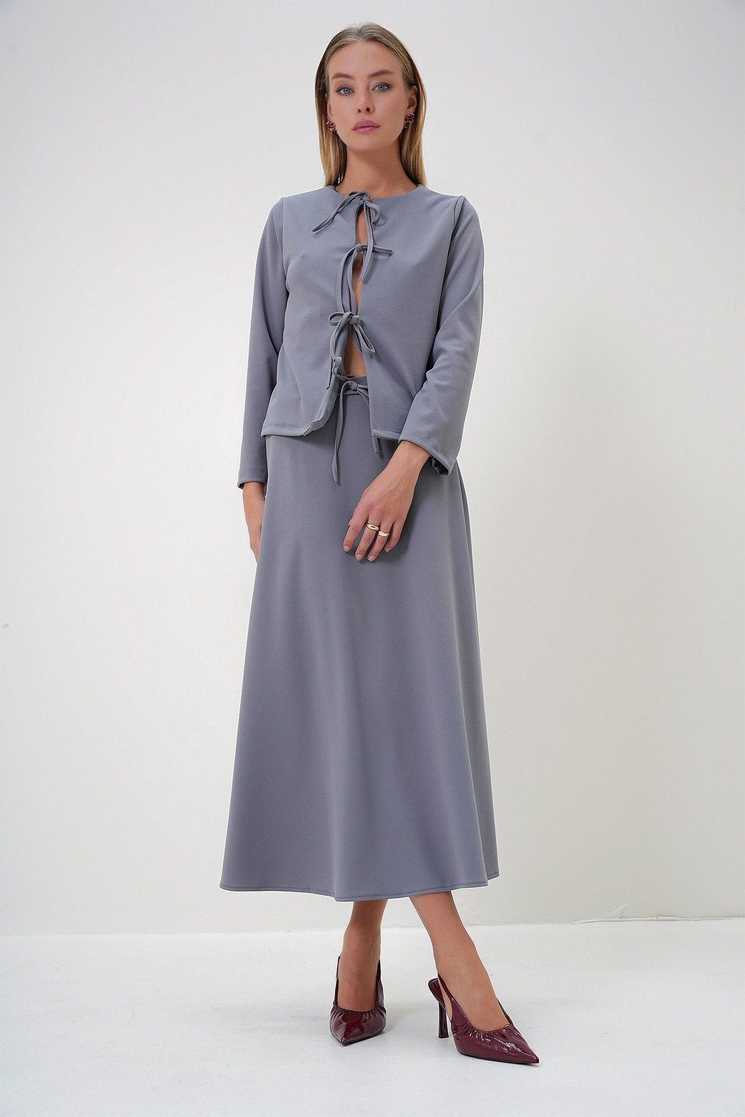 Trend Alaçatı Stili Women's Gray Crew Neck Front Tie Detail Crepe Knit Jacket and Maxi Skirt Set