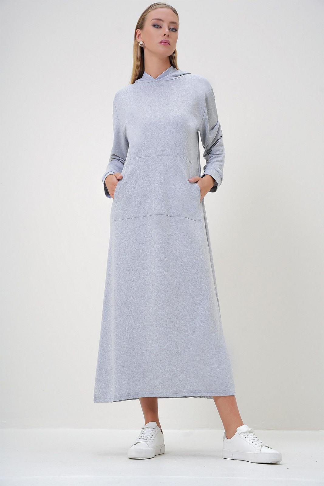 Trend Alaçatı Stili Women's Gray Hooded Kangaroo Pocket Double Yarn Maxi Dress