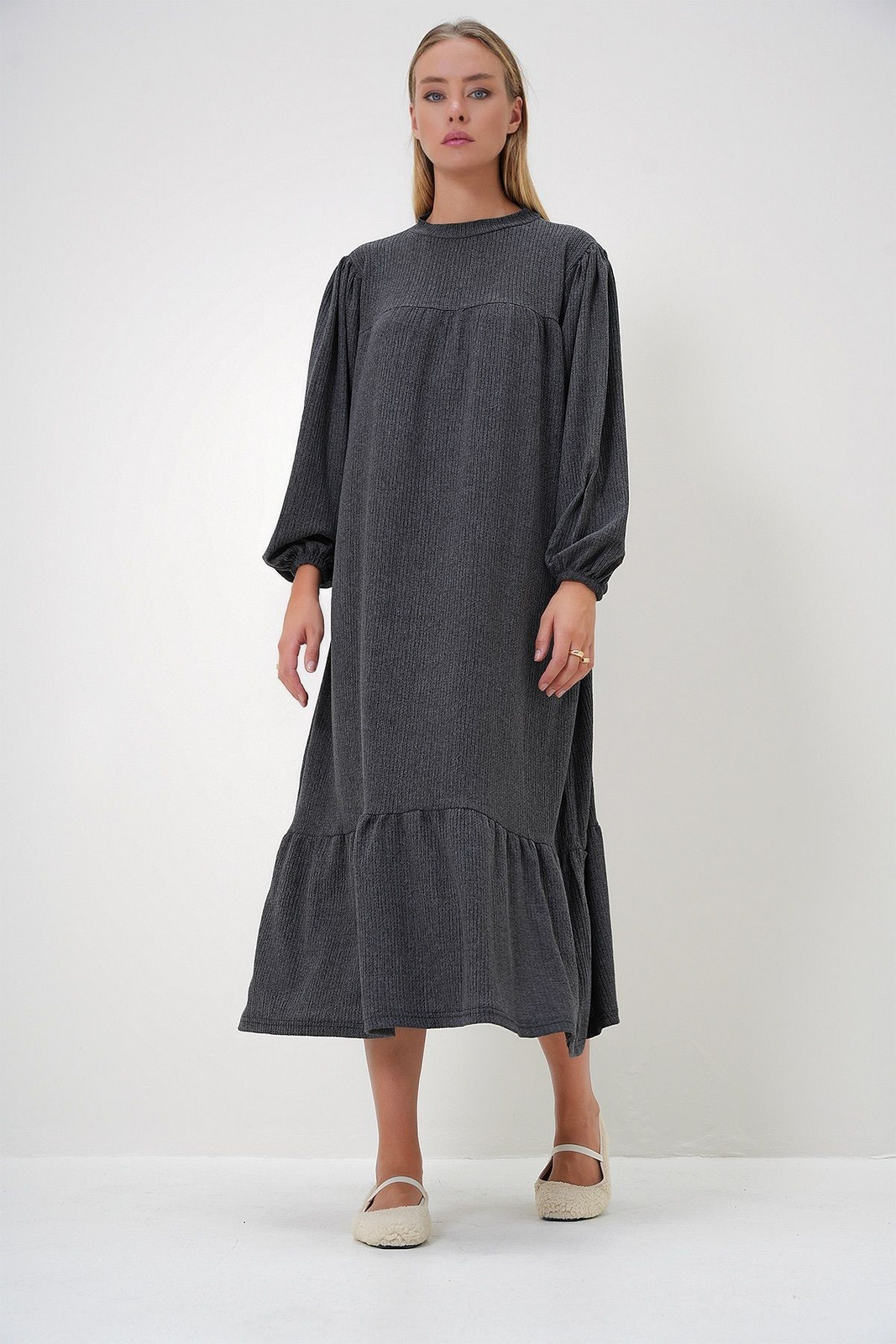 Trend Alaçatı Stili Women's Anthracite Crew Neck Balloon Sleeve Skirt Flounce Maxi Length Dress