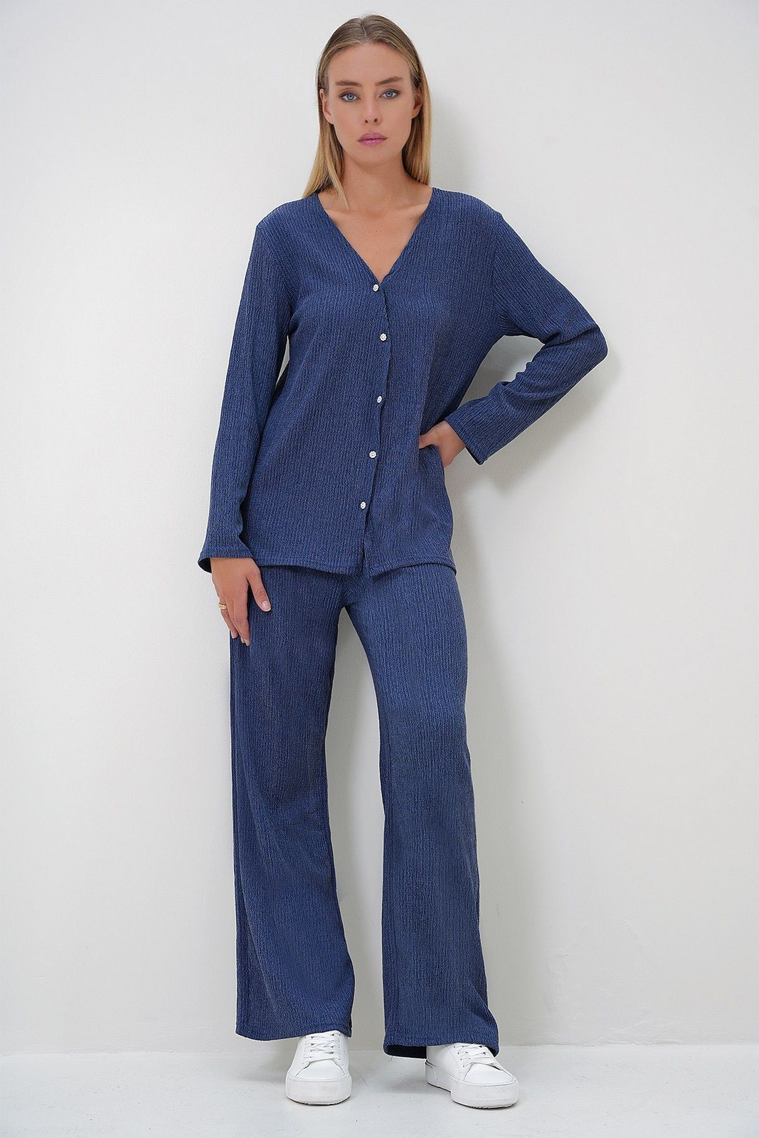 Trend Alaçatı Stili Women's Indigo V Neck Stone Buttoned Cardigan and Trousers Bottom Top Set