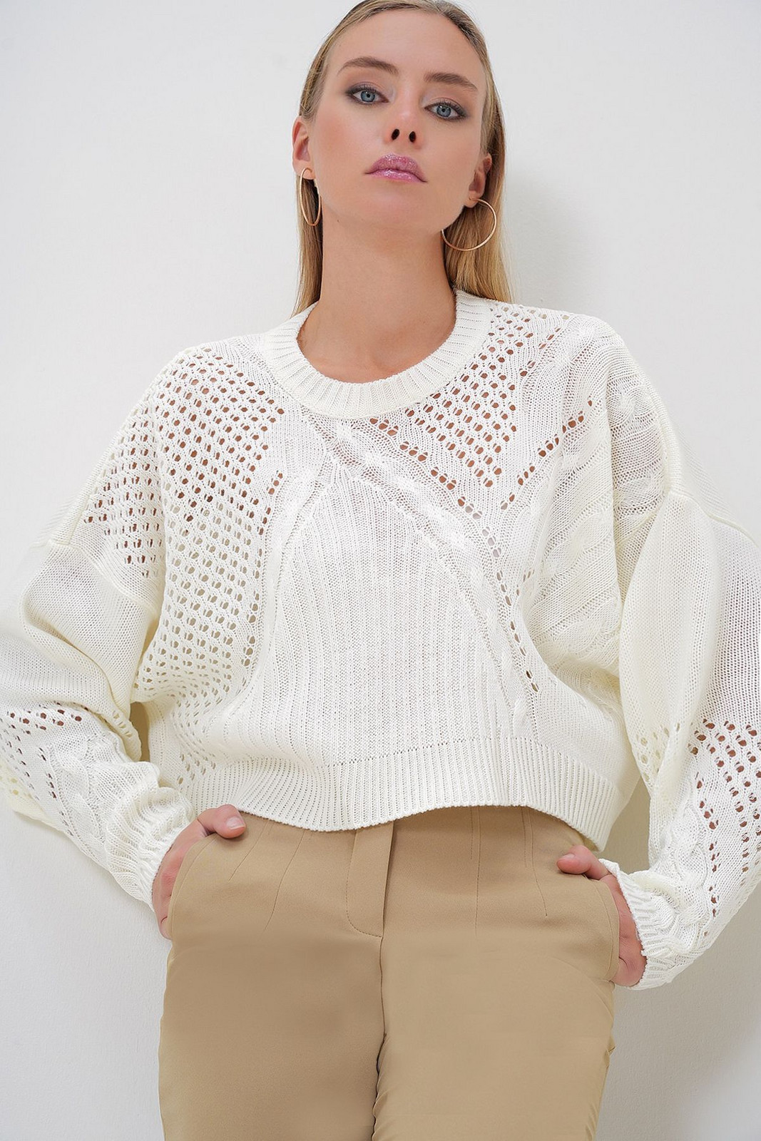 Trend Alaçatı Stili Women's Ecru Crew Neck Hair Knitting Patterned Hole Openwork Crop Sweater