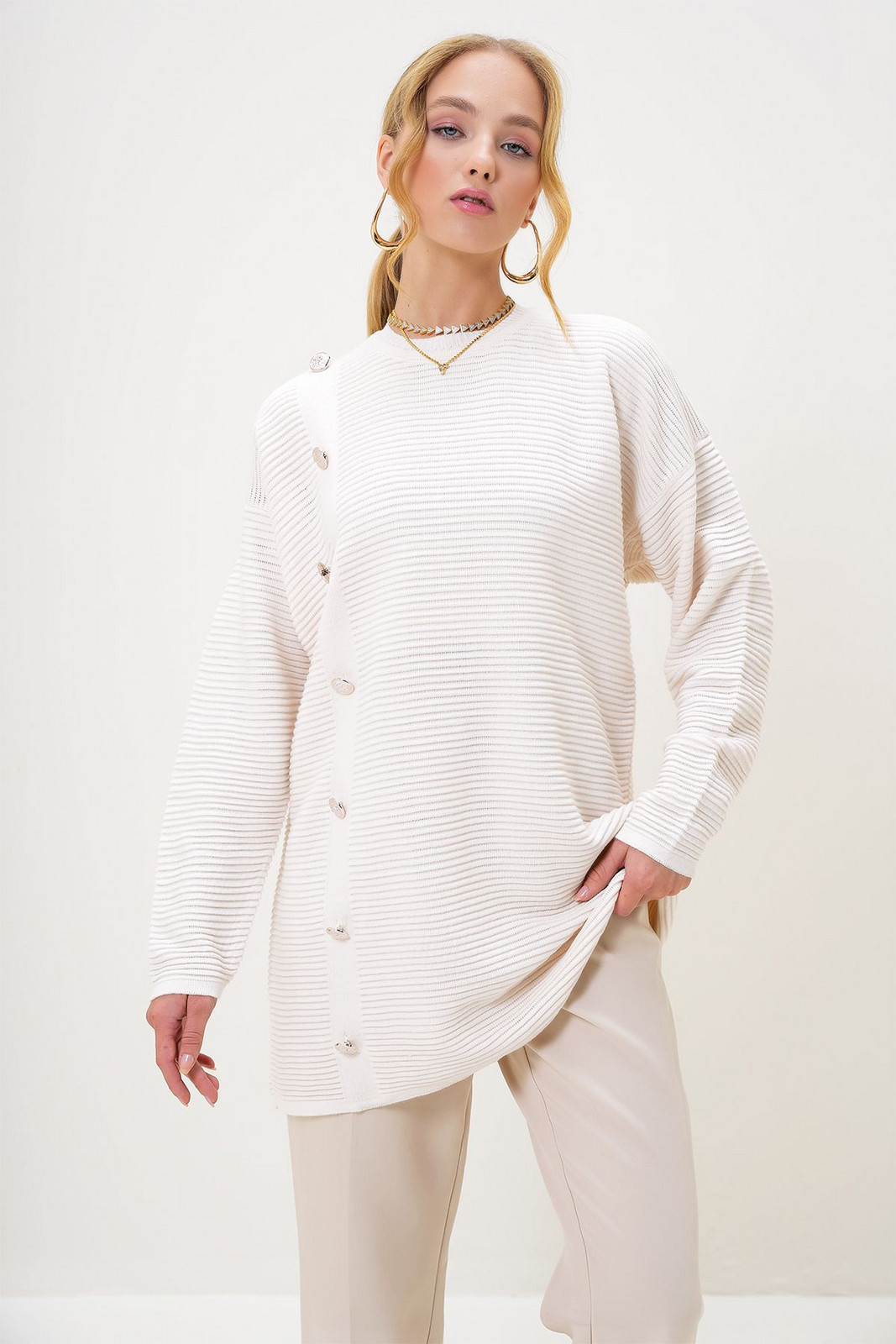 Trend Alaçatı Stili Women's Ecru Crew Neck Gold Button Detailed Knit Tunic