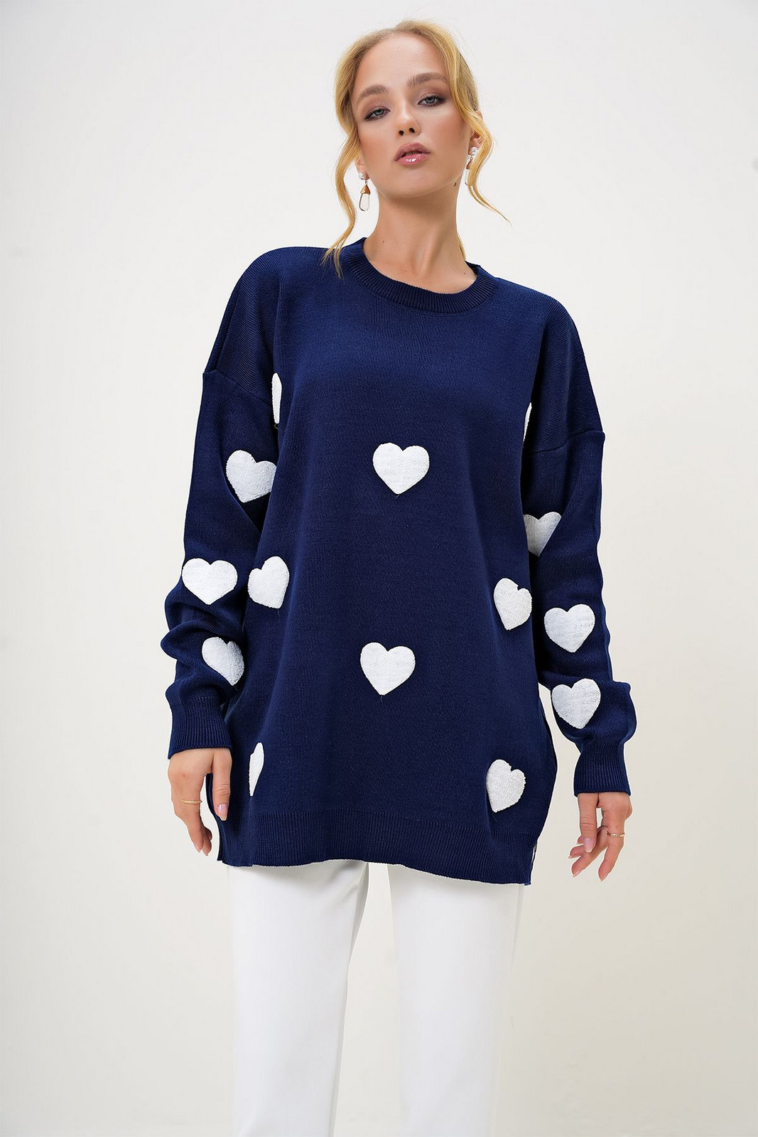 Trend Alaçatı Stili Women's Navy Blue Crew Neck Heart Embroidered Oversize Knitwear Sweater