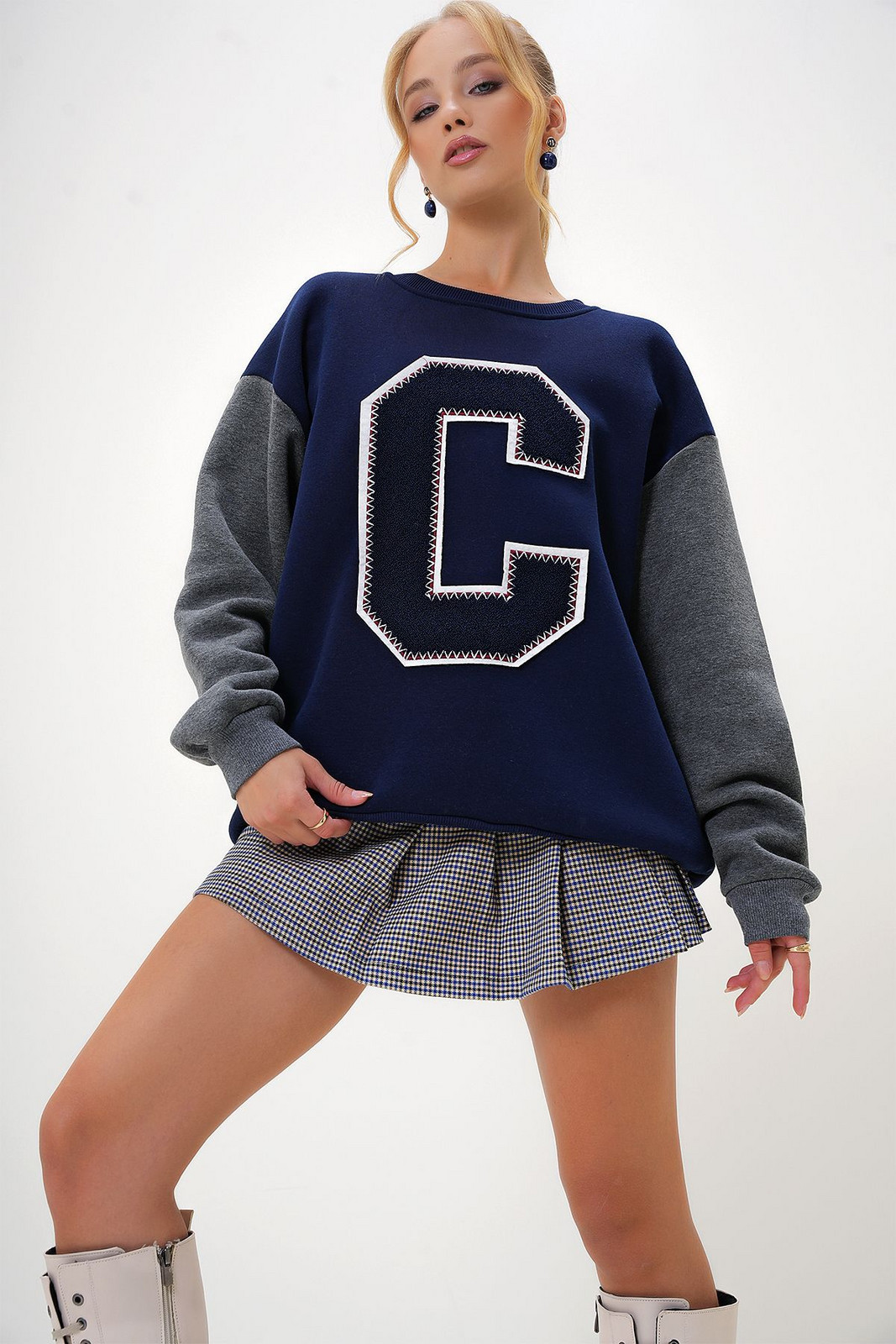 Trend Alaçatı Stili Women's Navy Blue Crew Neck Color Block Letter Detail 2 Yarn Sweatshirt