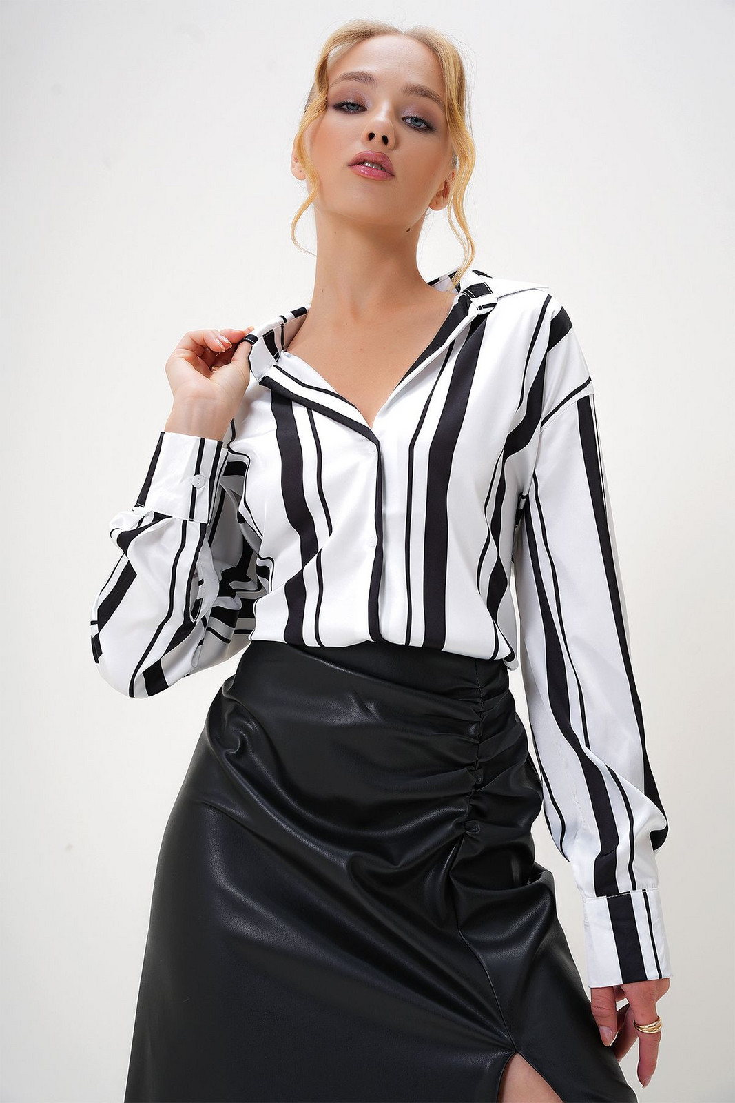 Trend Alaçatı Stili Women's Black V Neck Digital Print Silk Satin Shirt
