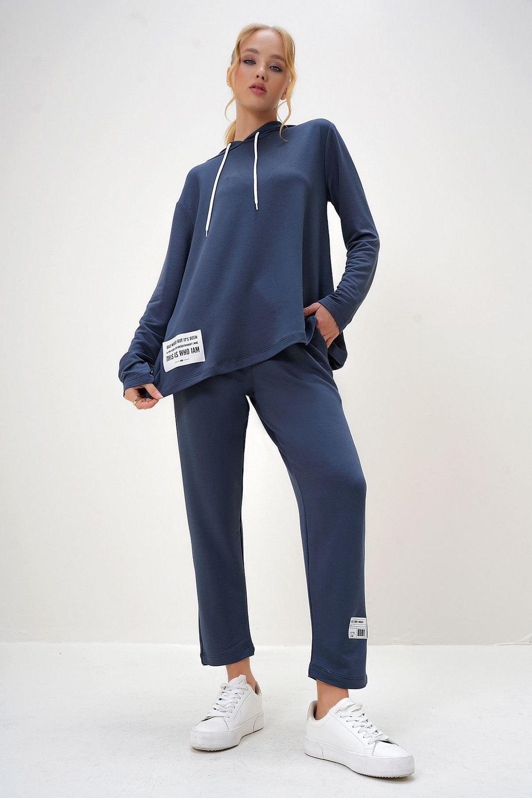 Trend Alaçatı Stili Women's Indigo Blue Emblem Detailed Hooded Double Yarn Tracksuit