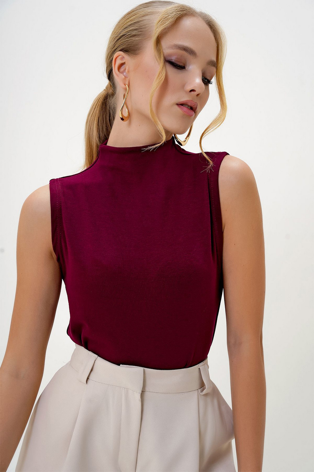 Trend Alaçatı Stili Women's Burgundy Stand Collar Two Thread Sleeveless Blouse