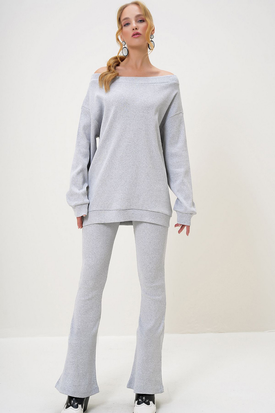 Trend Alaçatı Stili Women's Gray Boat Neck Camisole Oversize Blouse and Bell-bottom Trouser Set