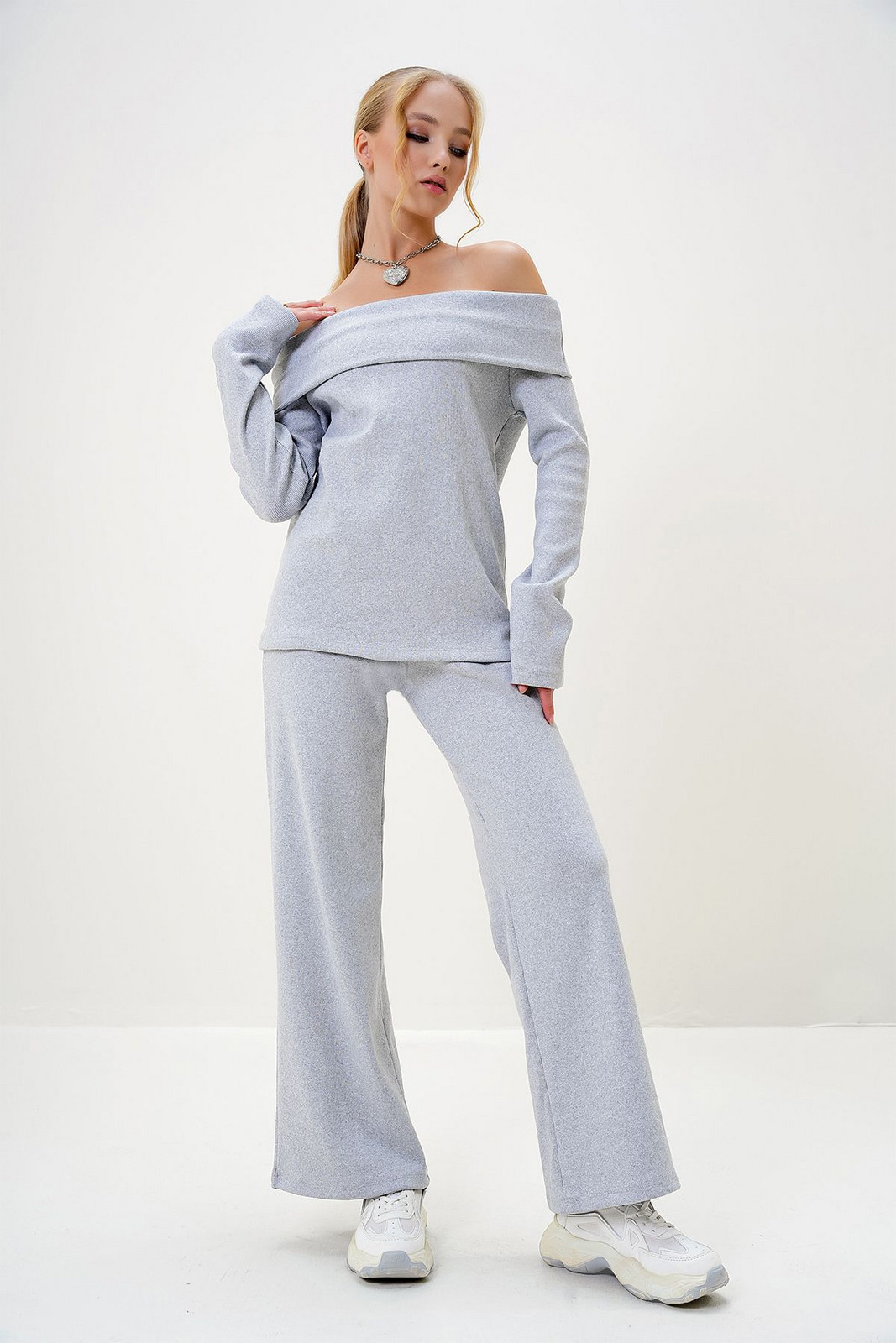 Trend Alaçatı Stili Women's Grimelanj Madonna Collar Camisole Blouse and Trouser Set
