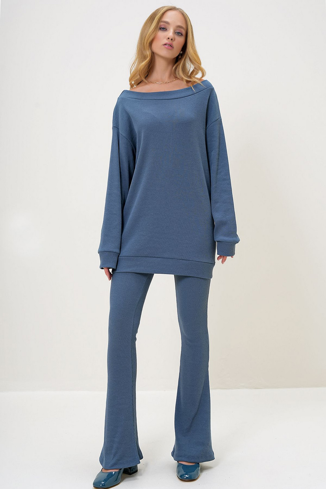 Trend Alaçatı Stili Women's Indigo Boat Neck Camisole Oversize Blouse and Bell-bottom Trouser Set
