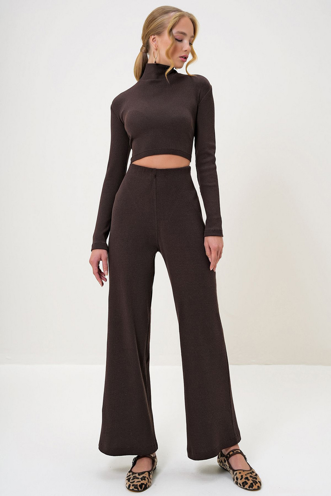 Trend Alaçatı Stili Women's Brown Stand Collar Camisole Crop Blouse and Trouser Set