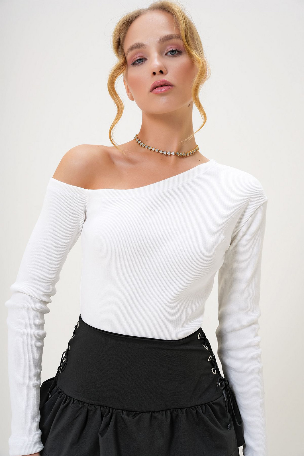Trend Alaçatı Stili Women's Ecru Boat Neck One Shoulder Open Camisole Blouse