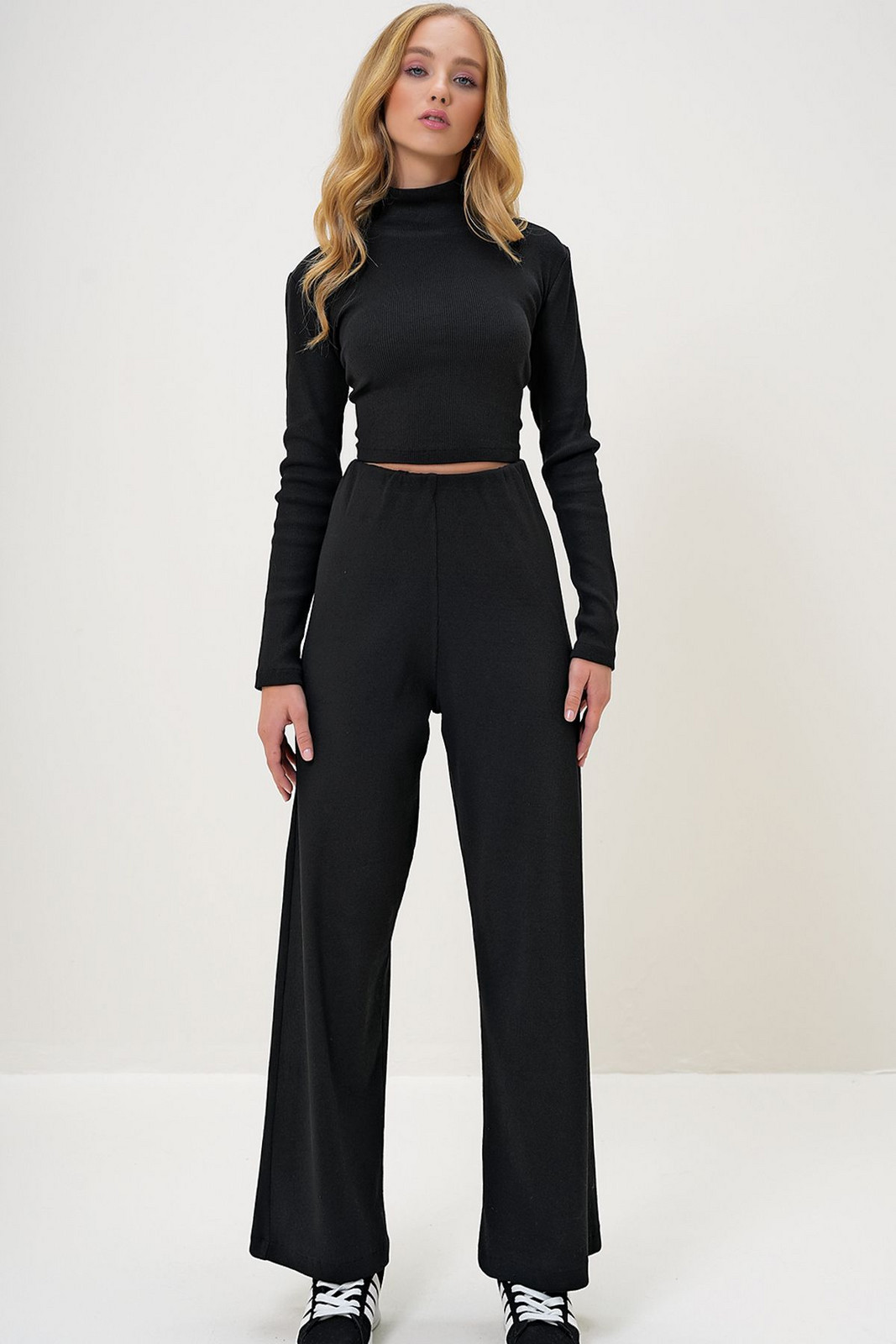 Trend Alaçatı Stili Women's Black Stand Collar Camisole Crop Blouse and Trouser Set