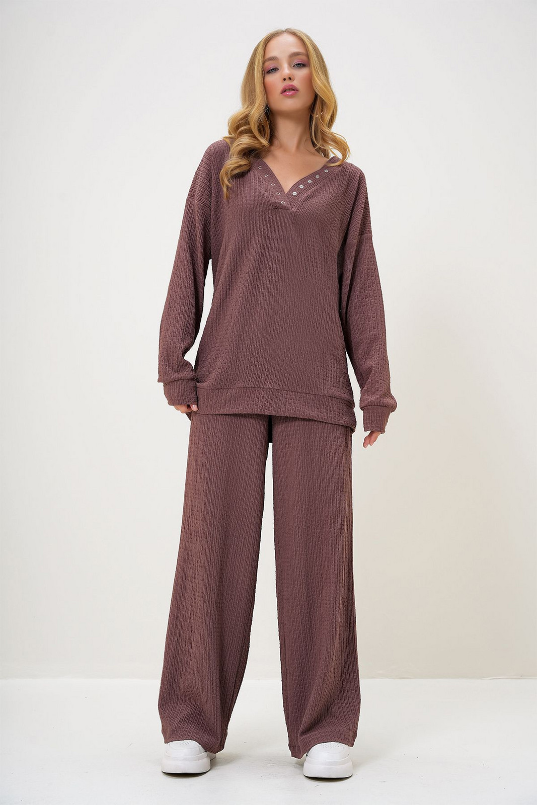 Trend Alaçatı Stili Women's Brown V-Neck Snap Detailed Crepe Blouse and Wide Leg Trousers Set