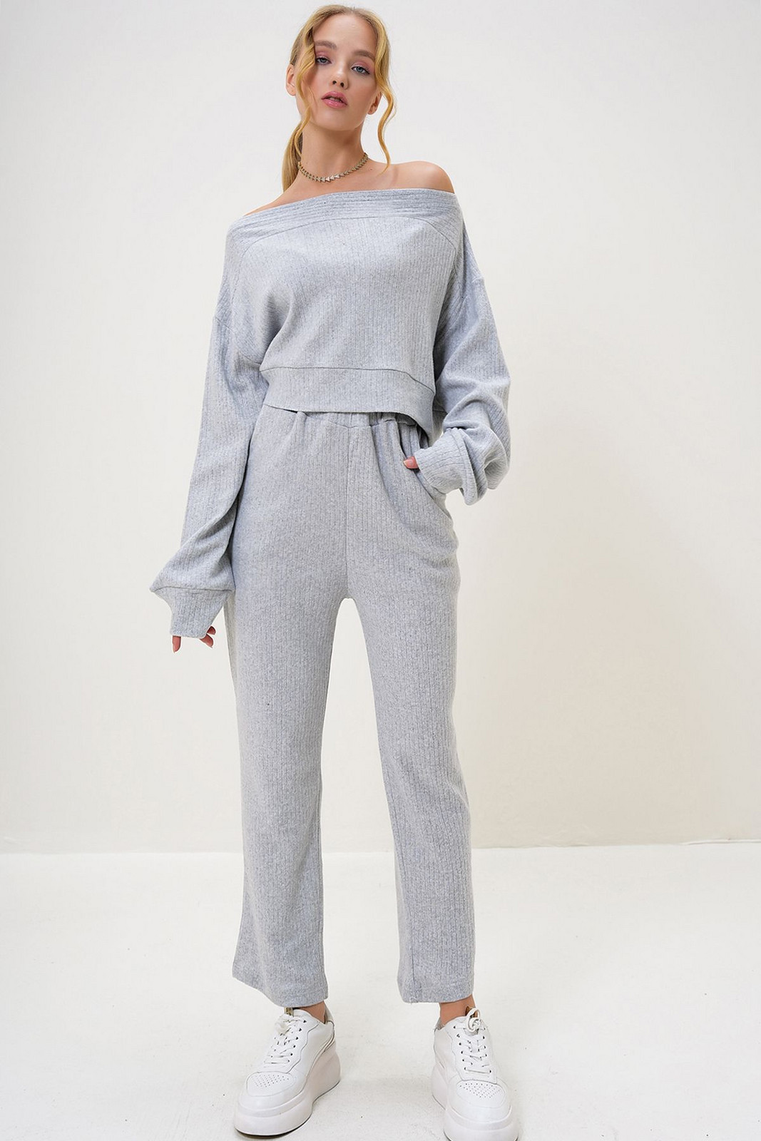 Trend Alaçatı Stili Women's Grey Melanie Interlock Fabric Madonna Collar Crop Sweat and Elastic Leg Trousers Set
