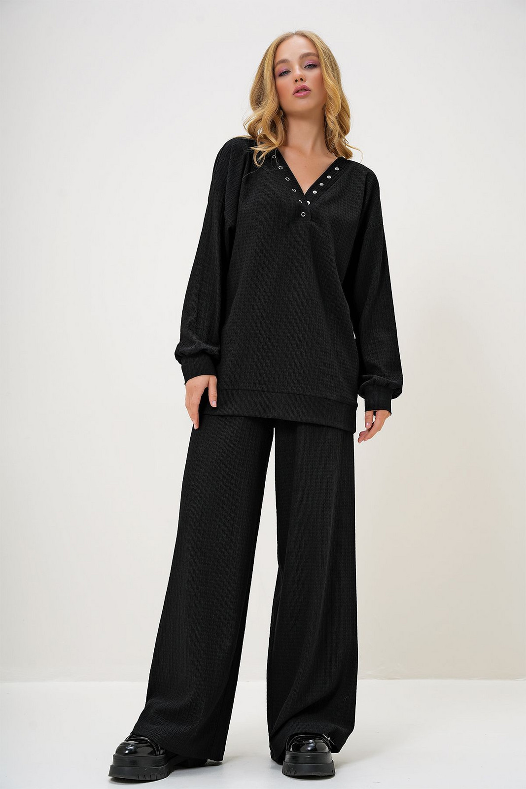 Trend Alaçatı Stili Women's Black V-Neck Snap Detailed Crepe Blouse and Wide Leg Trousers Set