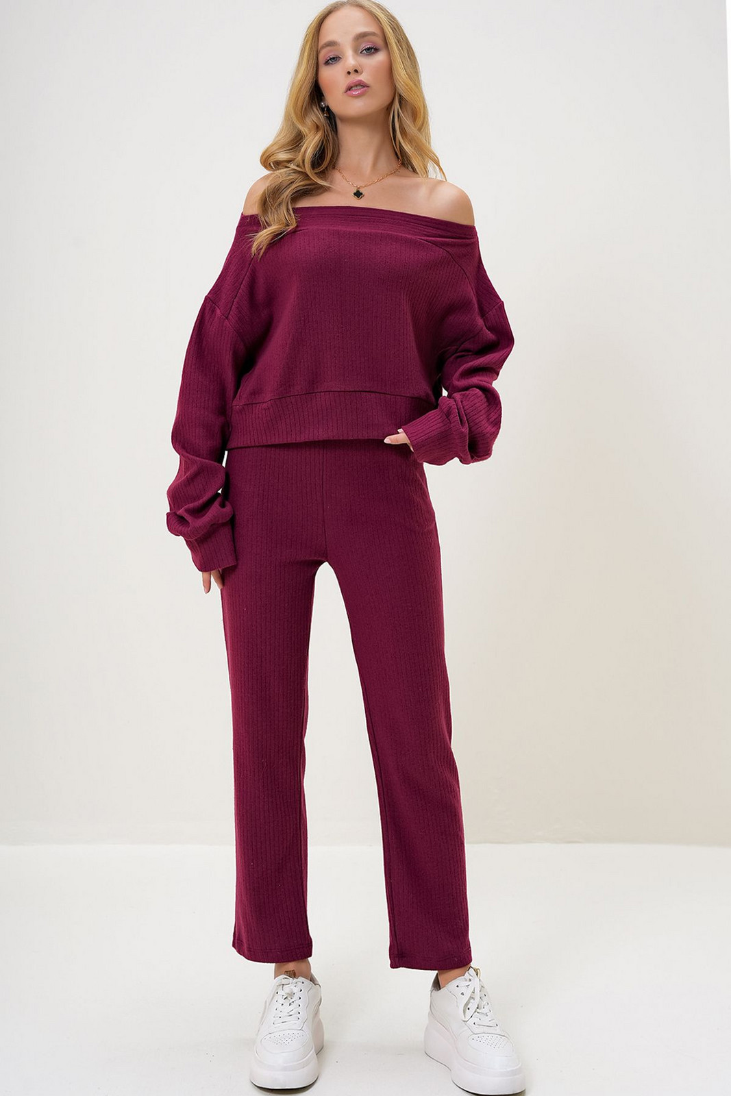 Trend Alaçatı Stili Women's Burgundy Interlock Fabric Madonna Collar Crop Sweat and Elastic Leg Trouser Set