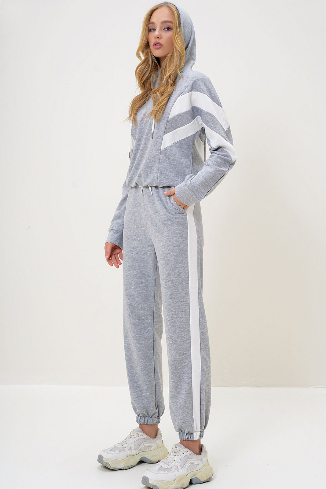 Trend Alaçatı Stili Women's Grey Melamine Hooded Sweatshirt and Elastic Leg Tracksuit Set