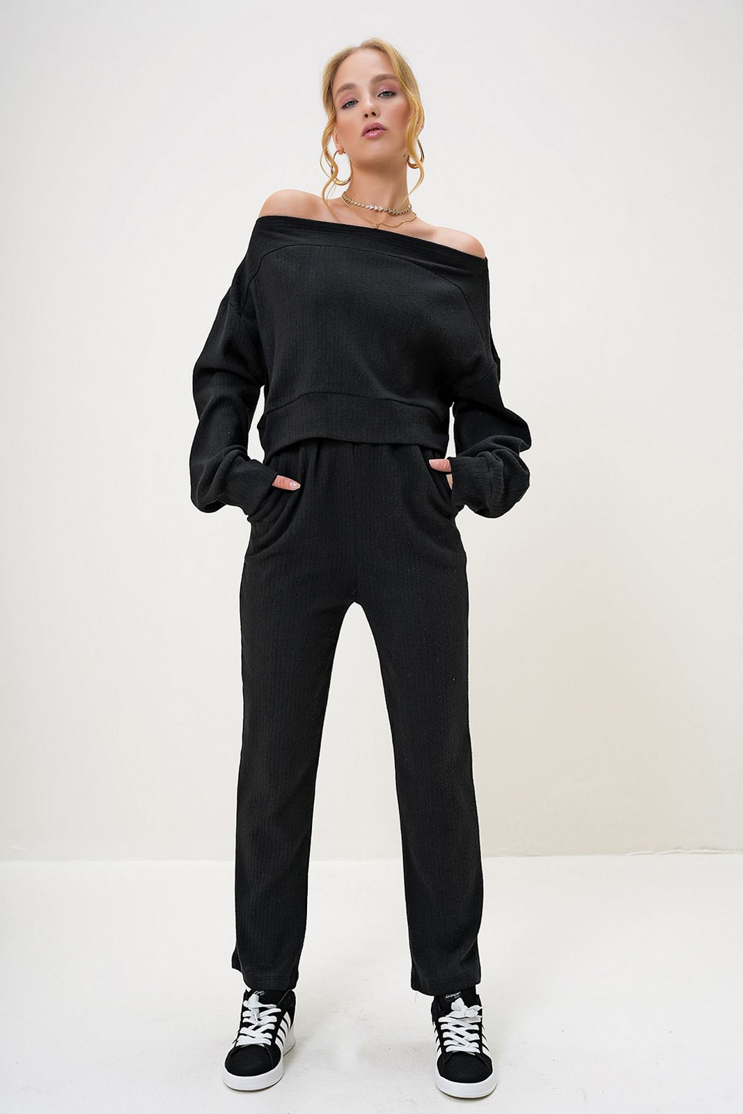 Trend Alaçatı Stili Women's Black Interlock Fabric Madonna Collar Crop Sweat and Elastic Leg Trouser Set