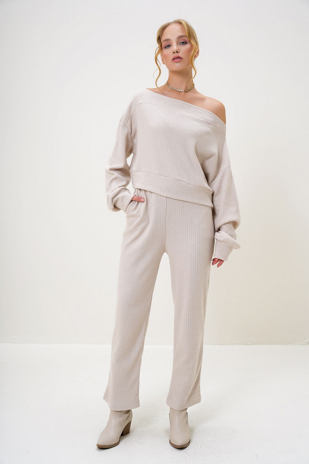 Trend Alaçatı Stili Women's Stone Interlock Fabric Madonna Collar Crop Sweat and Elastic Leg Trouser Set