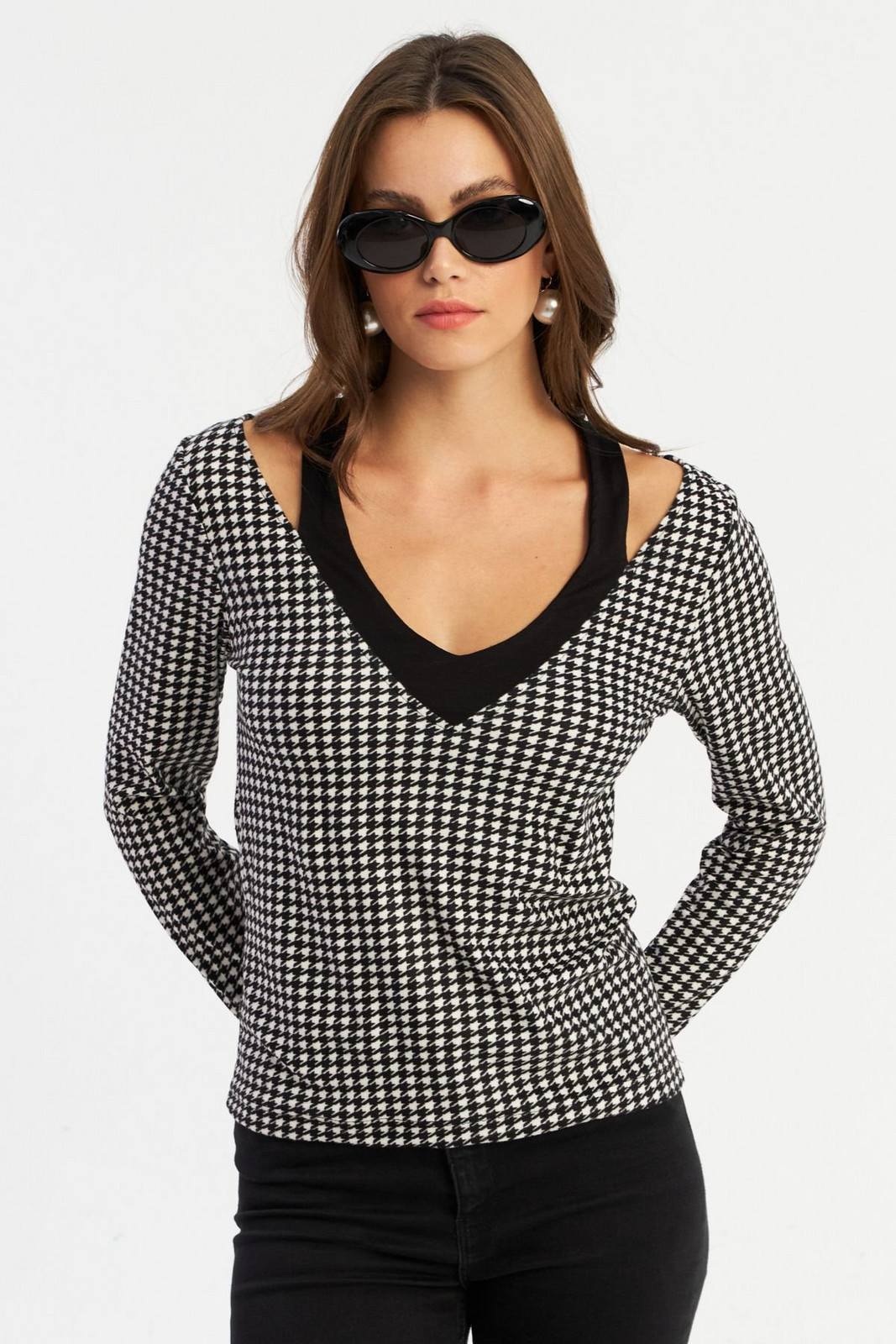 Cool & Sexy Women's Black-Ecru V-Neck Houndstooth Blouse