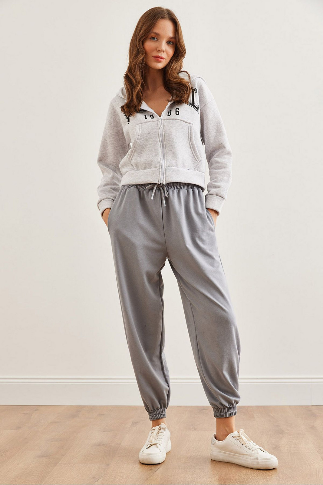 Olalook Women's Dolphin Gray Pocketed Waist Tied Casual Jogger Sweatpants ESF-00000074