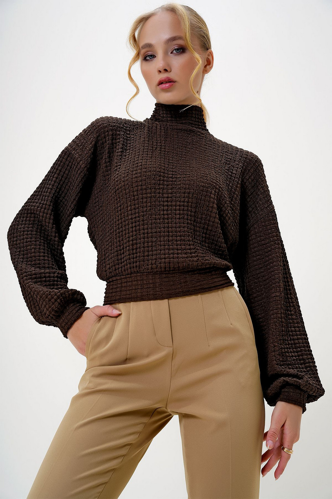 Trend Alaçatı Stili Women's Brown Half Turtleneck Seersucker Fabric Crop Blouse