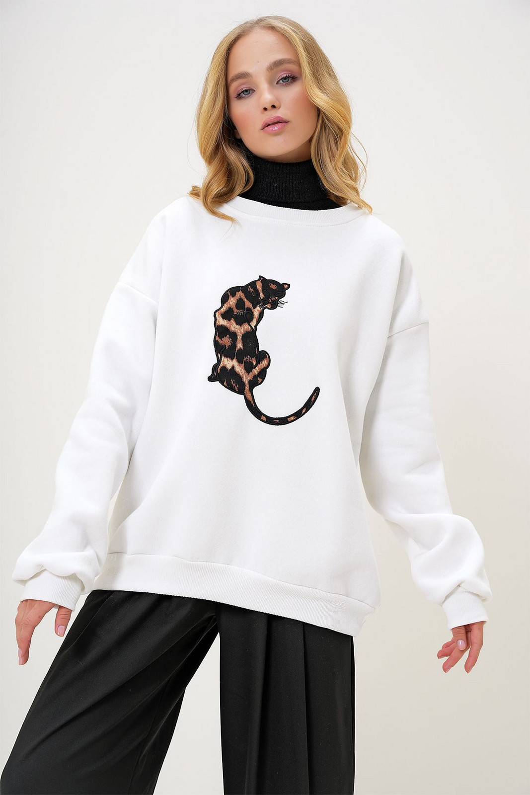 Trend Alaçatı Stili Women's Ecru Crew Neck Leopard Printed 3 Yarn Sweatshirt