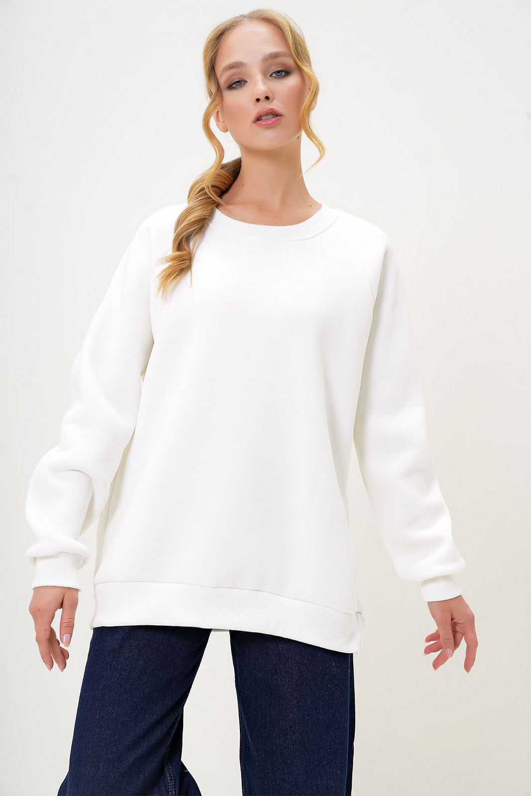 Trend Alaçatı Stili Women's White Crew Neck Raglan Sleeve Three Thread Raised Basic Sweatshirt