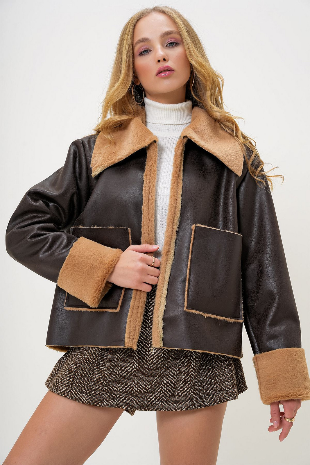 Trend Alaçatı Stili Women's Brown Shirt Collar Faux Leather Biker Winter Jacket with Plush Pockets Inside