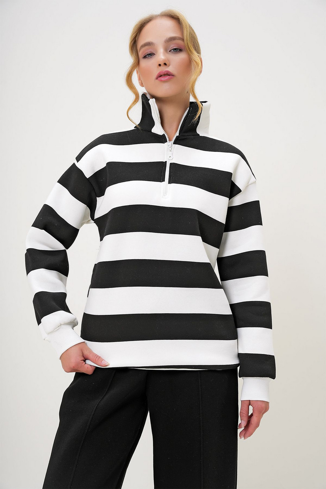 Trend Alaçatı Stili Women's Black Turtleneck Front Zippered Striped Three Thread Inside Ruffle Winter Sweatshirt