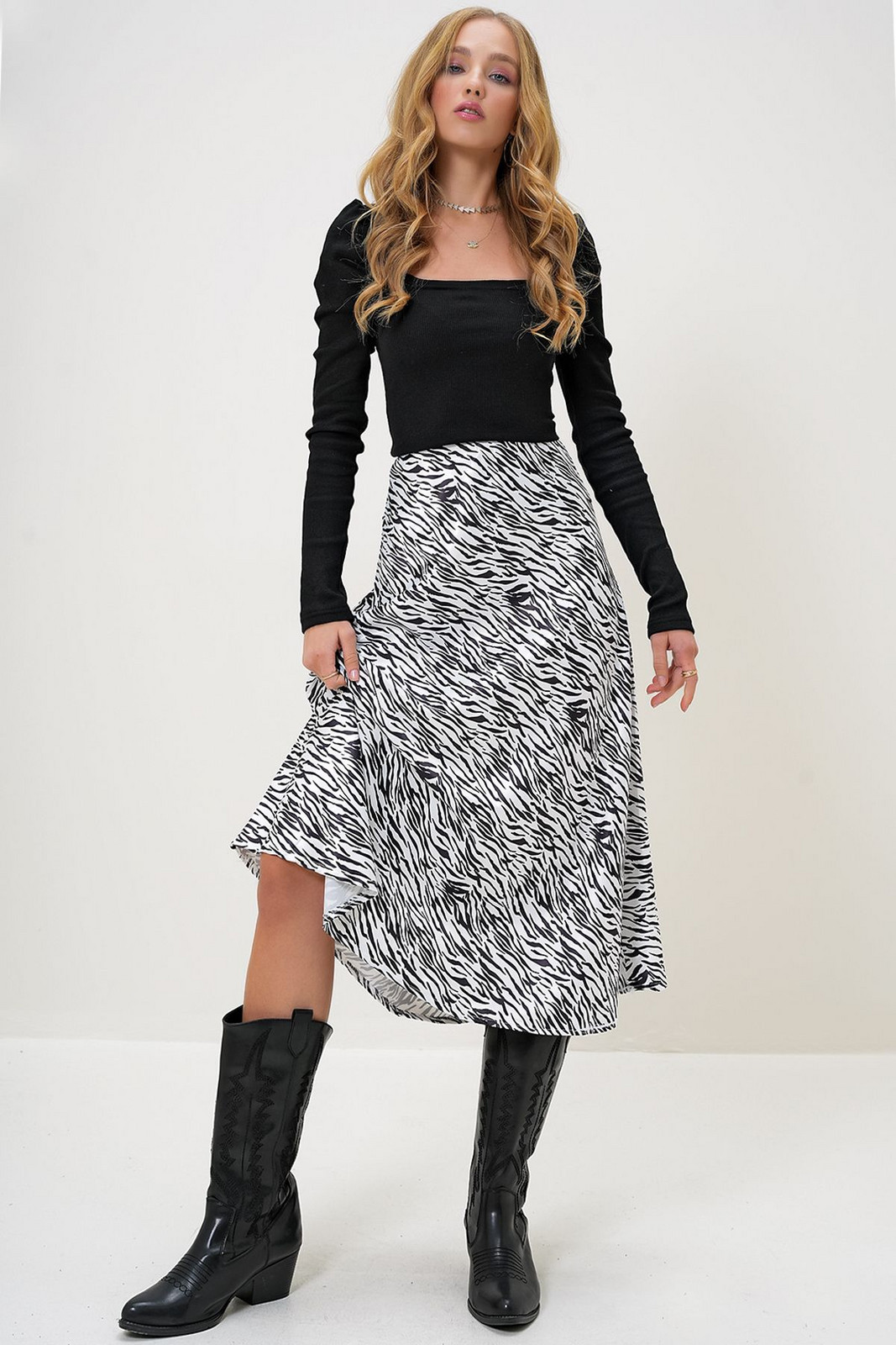 Trend Alaçatı Stili Women's Black and White Waist Hidden Elastic Patterned Maxi Length Satin Skirt